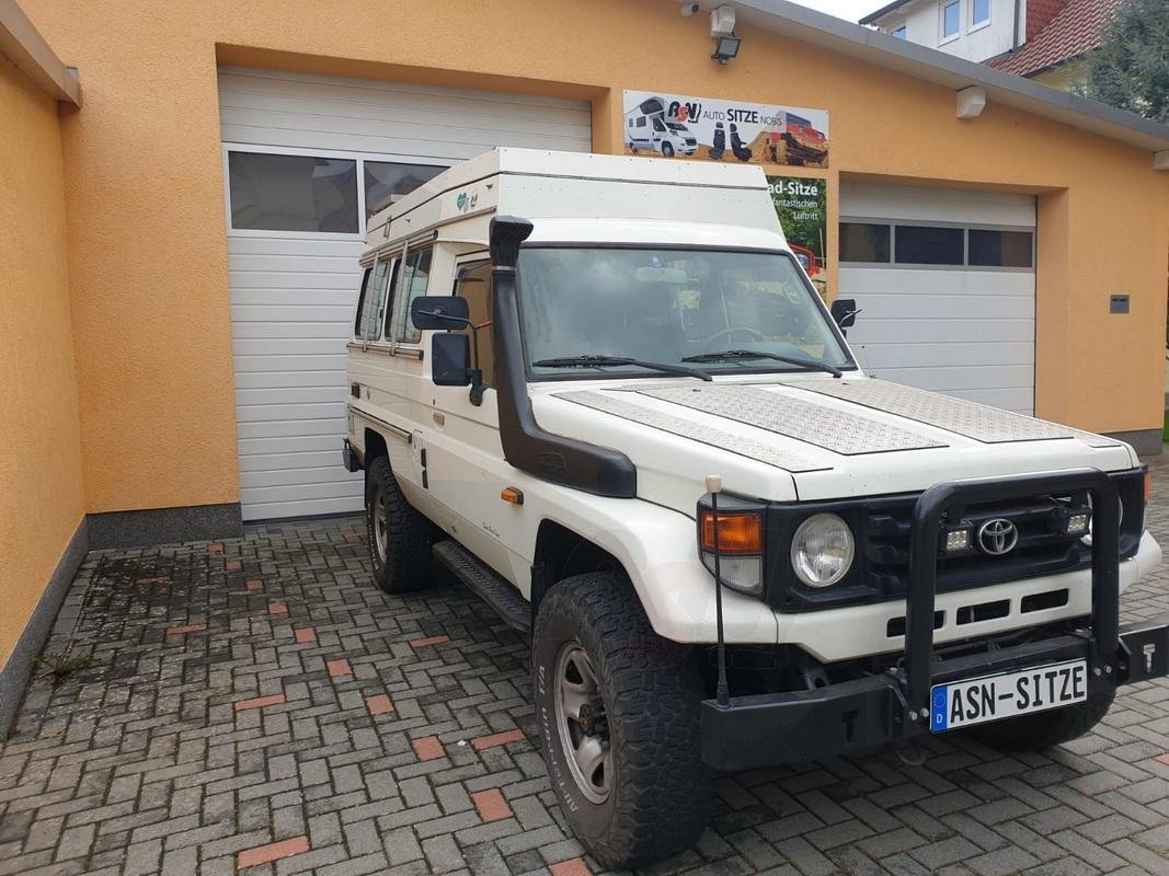 Toyota-Landcruiser-HZJ78